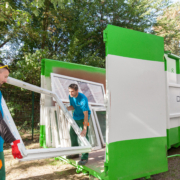 Verladung von Altfenstern in Container. Bildquelle: Rewindo