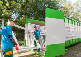 Verladung von Altfenstern in Container. Bildquelle: Rewindo