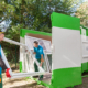 Verladung von Altfenstern in Container. Bildquelle: Rewindo