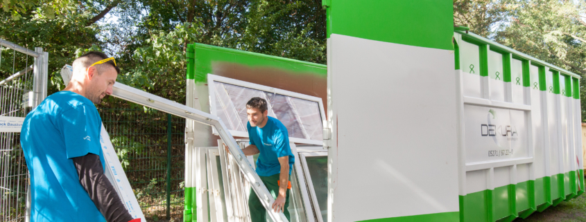 Verladung von Altfenstern in Container. Bildquelle: Rewindo